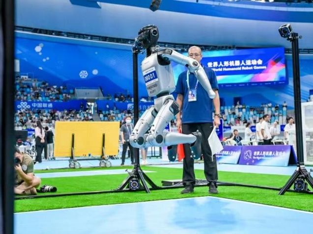 热门席位速抢，带上家人、约上朋友来看机器人举重、拔河、打乒乓球_京报网