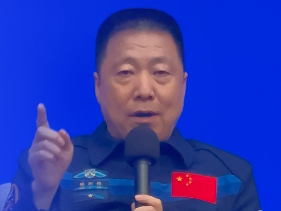 杨利伟：当我们把名字很庄严地签到国旗上的时候，选择的不是职业，是使命、是担当、是责任