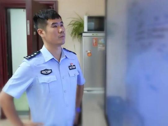 这位地铁里的刑警，你见过吗？